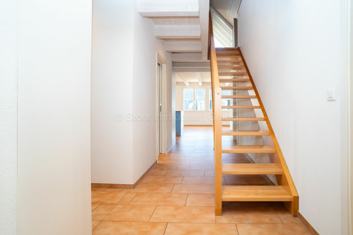 Treppenhaus mit offenem Durchgang