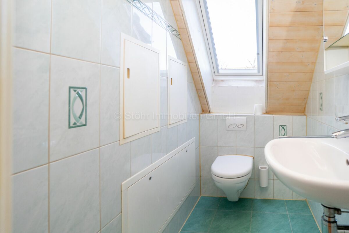 Dachgeschoss-Gäste-WC mit Dachfenster