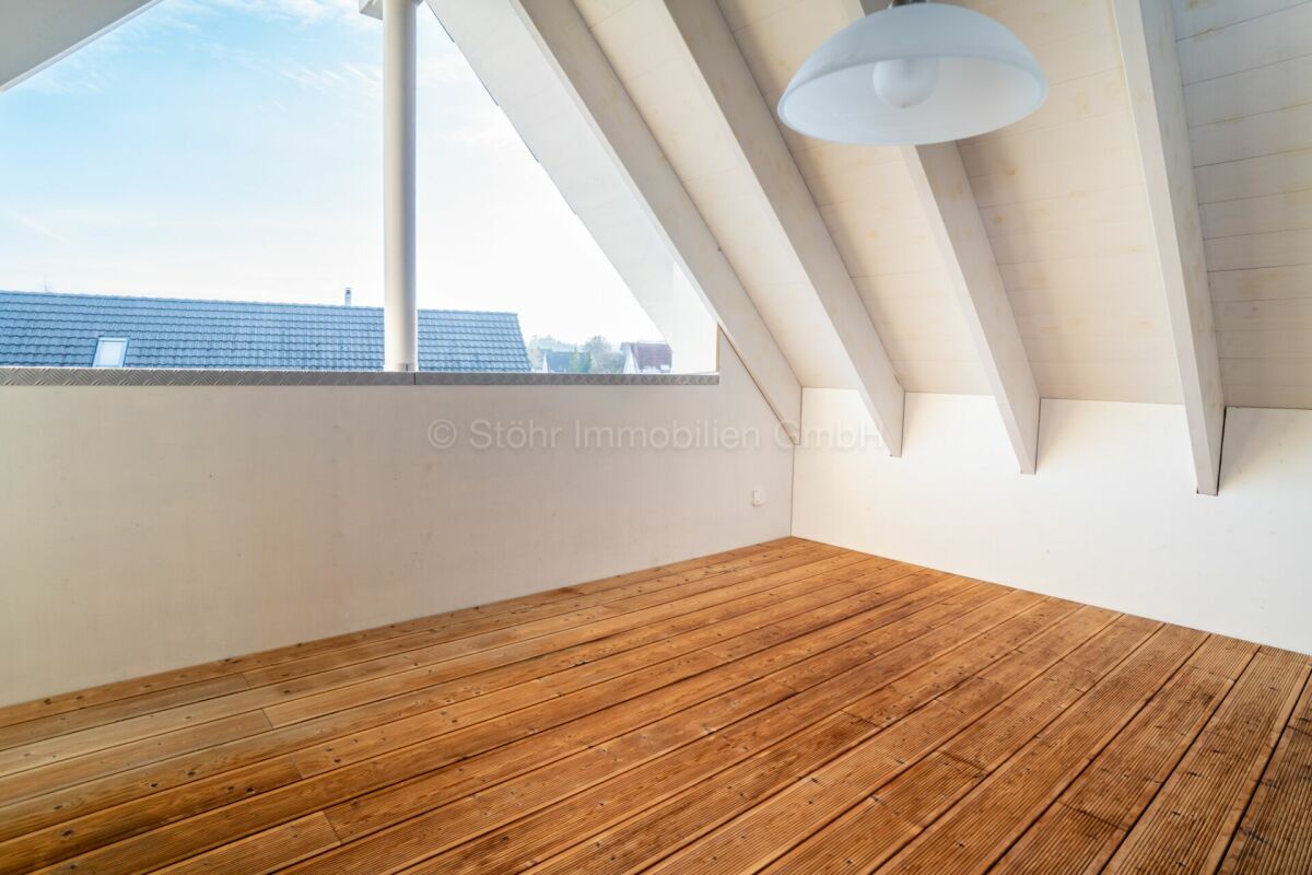 Dachgeschossraum mit Holzfußboden und großer Öffnung