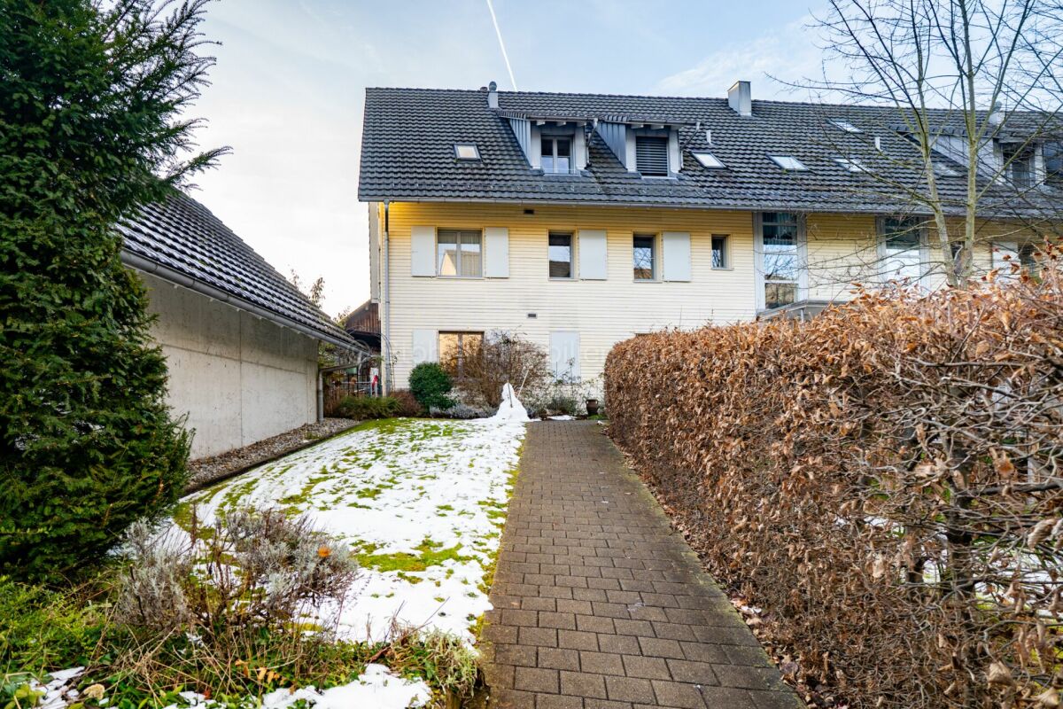 Außenansicht eines Wohnhauses mit Gartenweg