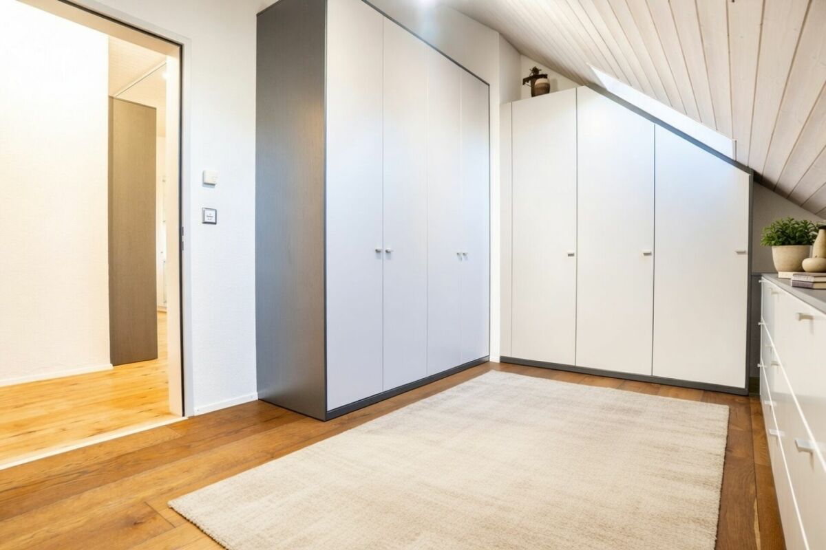 Dachgeschosszimmer mit Stauraumschränken