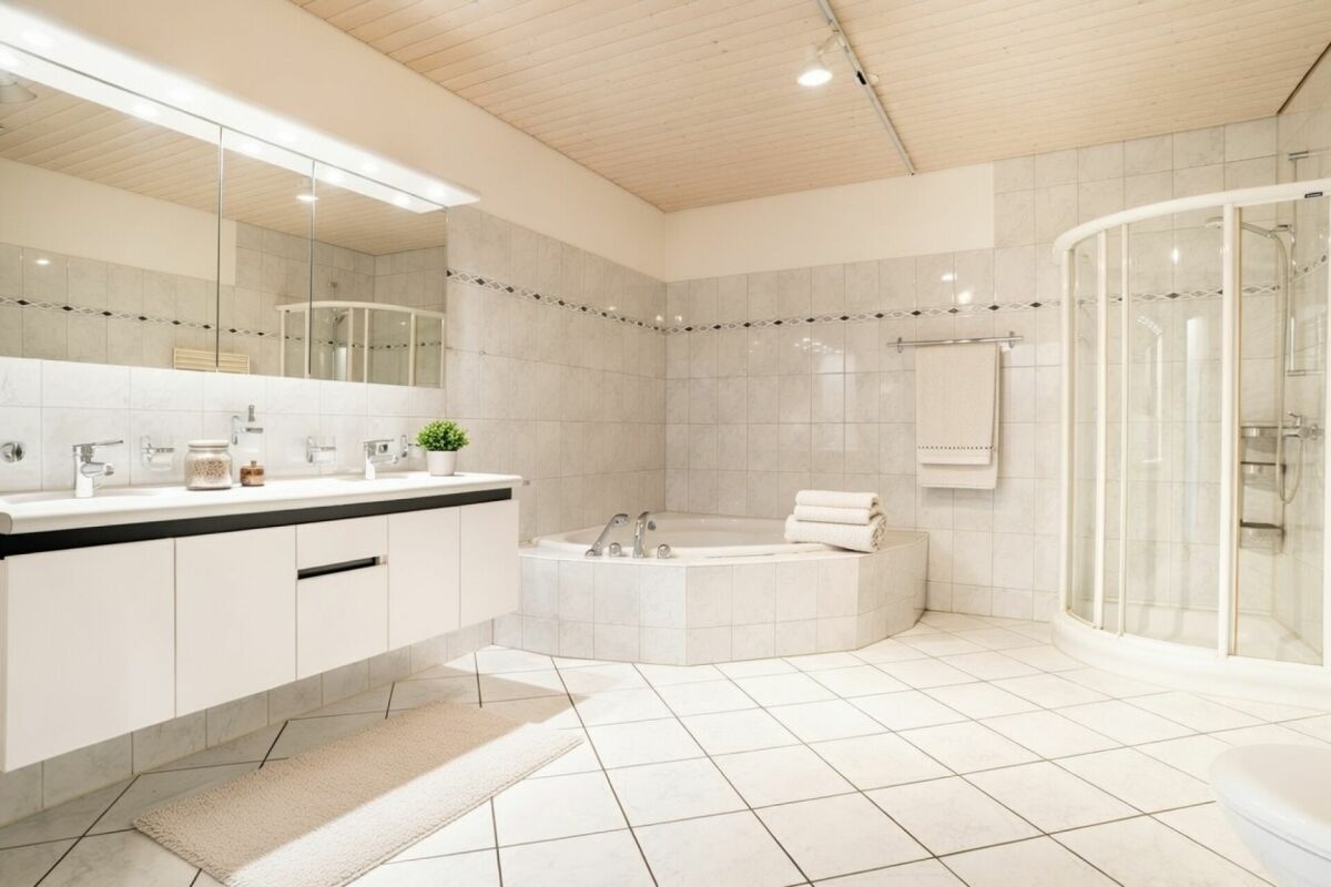 Helles, modernes Badezimmer mit Whirlpool und Runddusche