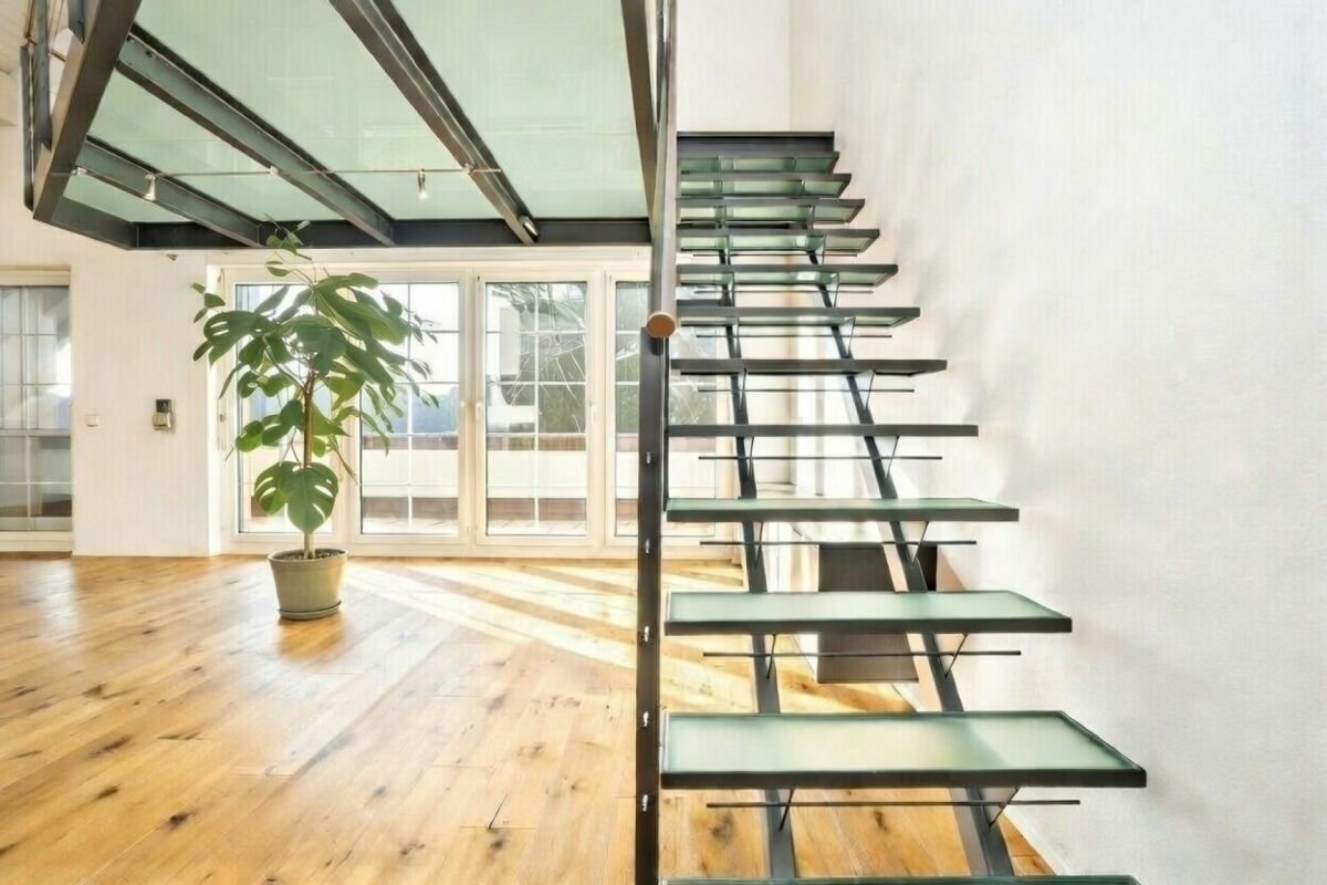 Lichtdurchfluteter Wohnbereich mit Treppe
