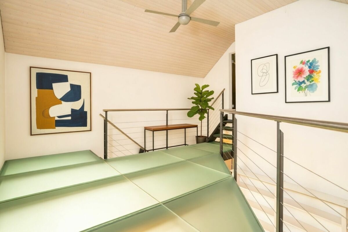 Galeriebereich mit Glasboden und Treppe