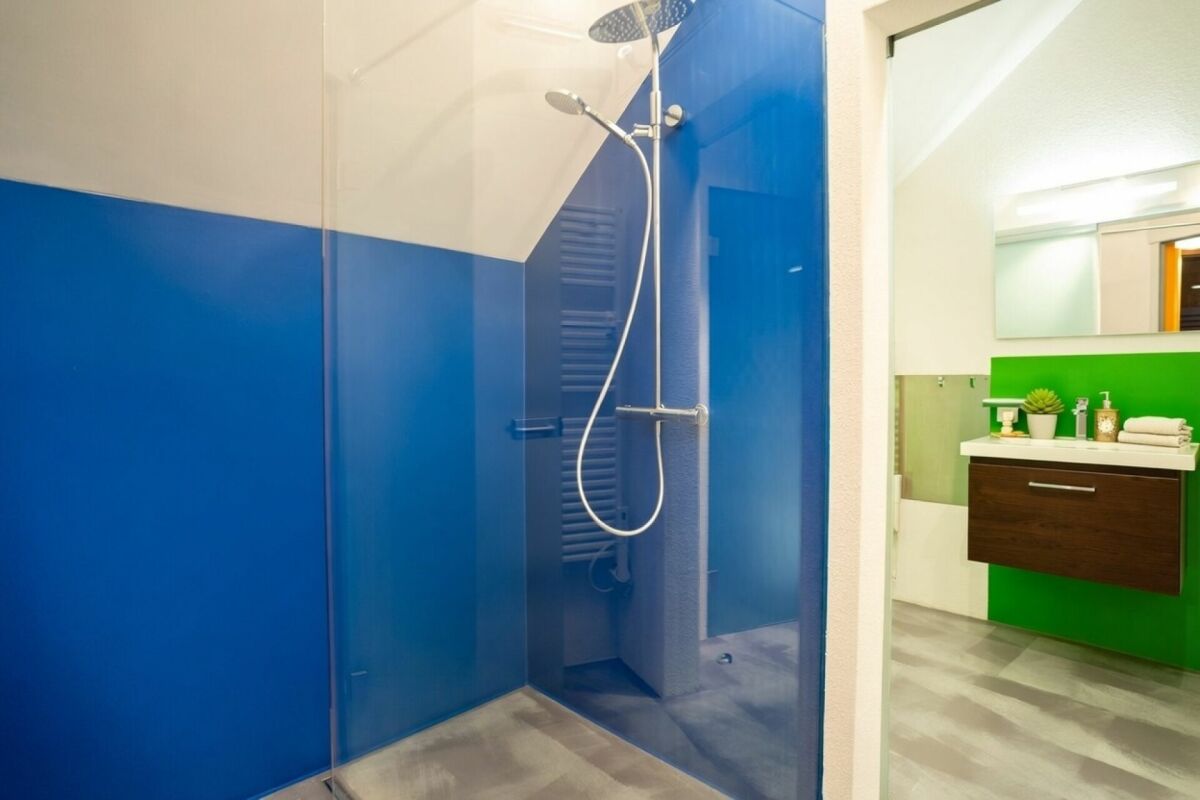 Modernes Badezimmer mit begehbarer Dusche