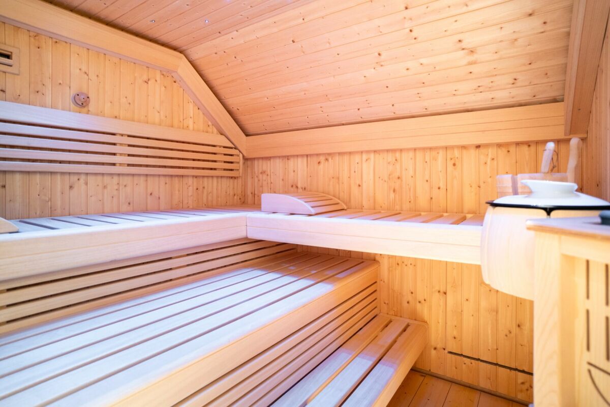 Sauna-Innenraum mit Holzausstattung
