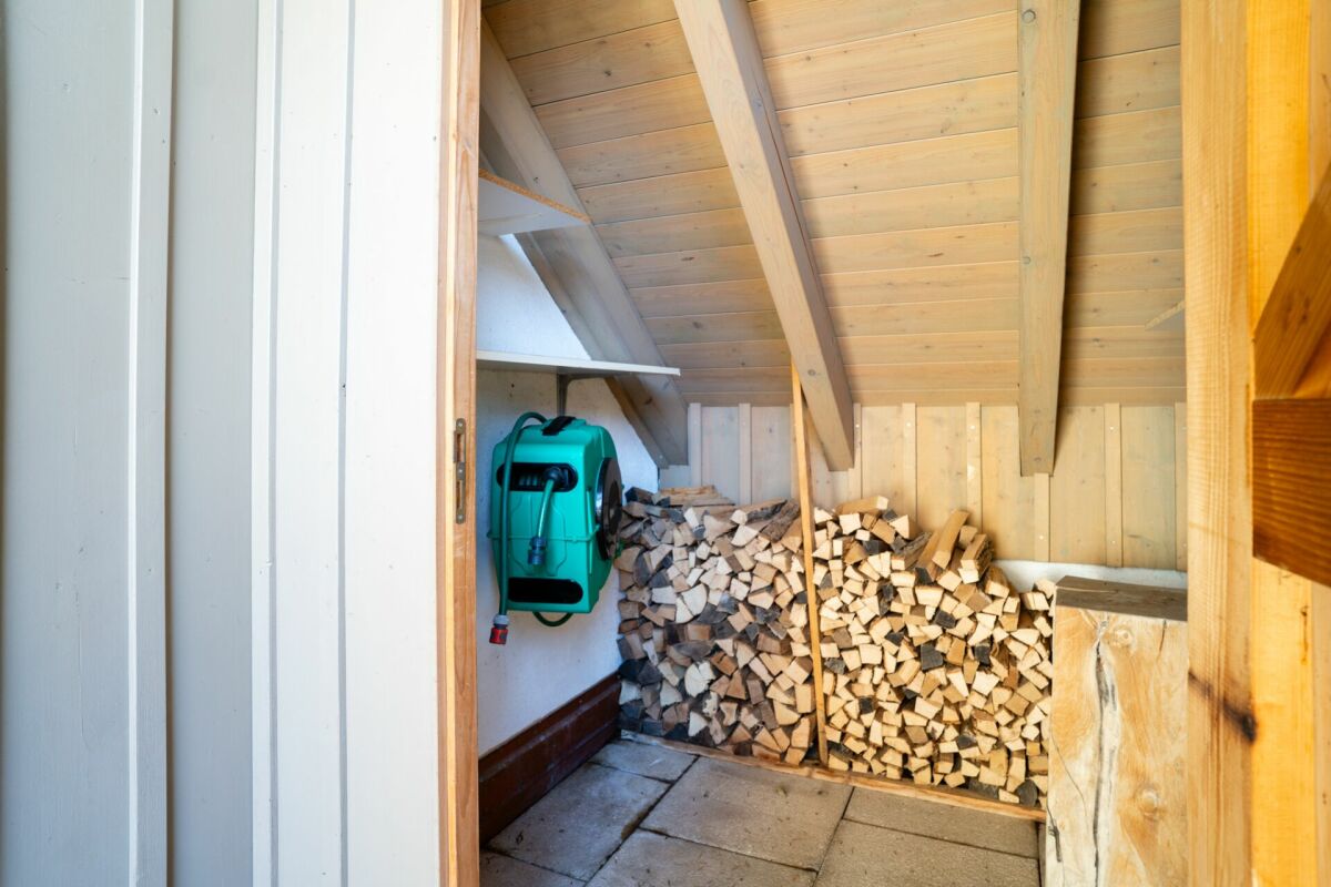 Holzlagerraum unter dem Dach