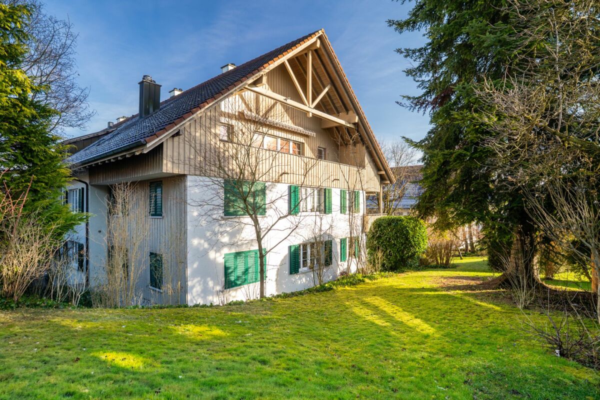 Alpen-/Landhaus mit grünen Fensterläden