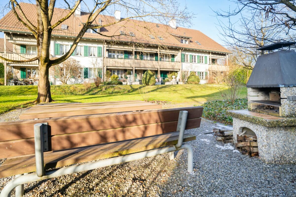 Großes Wohngebäude mit Garten und Grillplatz