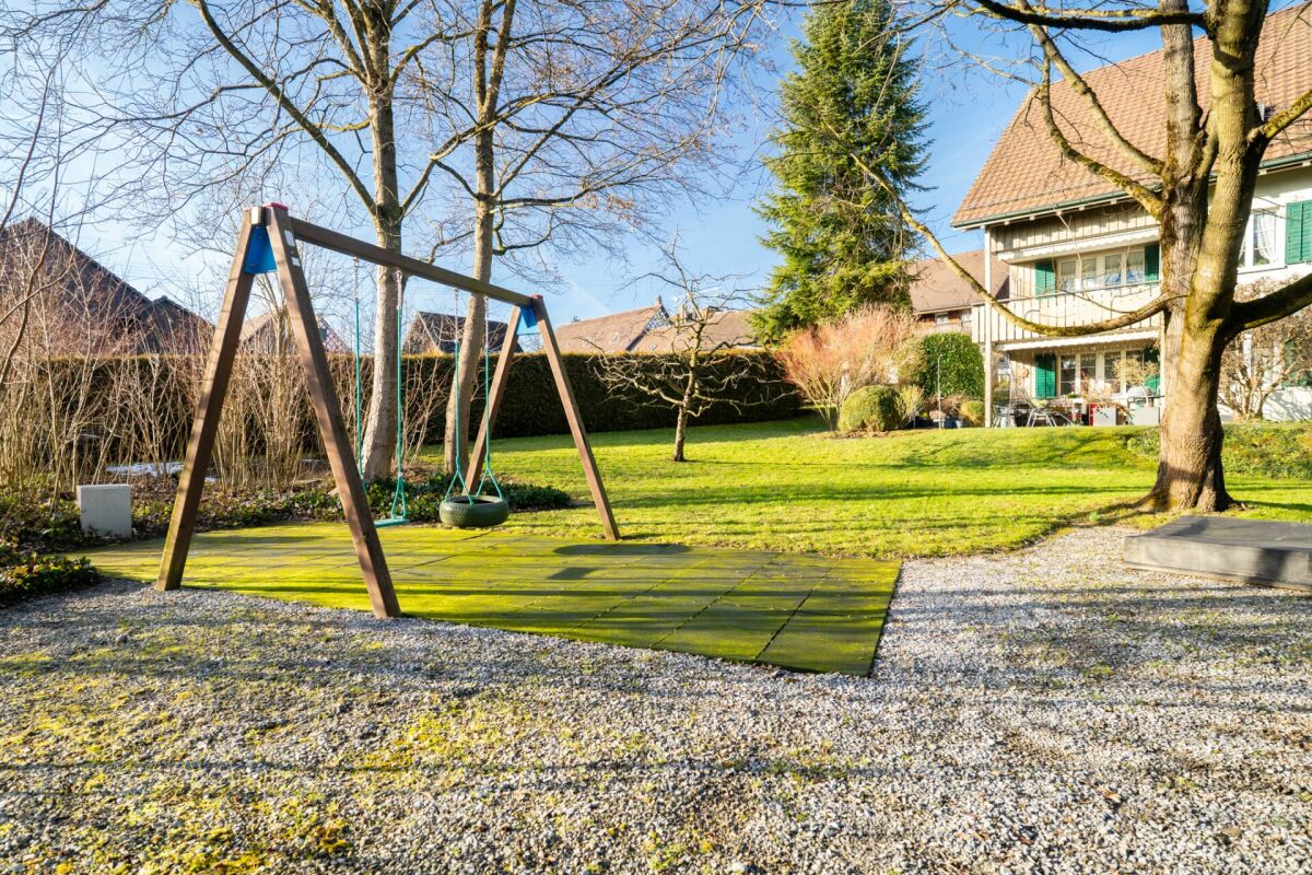 Garten mit Schaukel und Haus