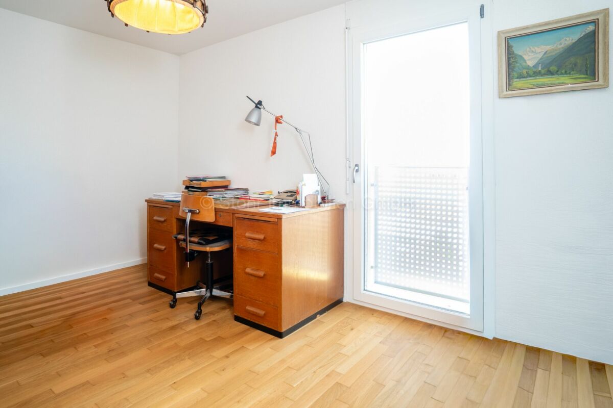 Helles Arbeitszimmer mit Holzdielen und Schreibtisch