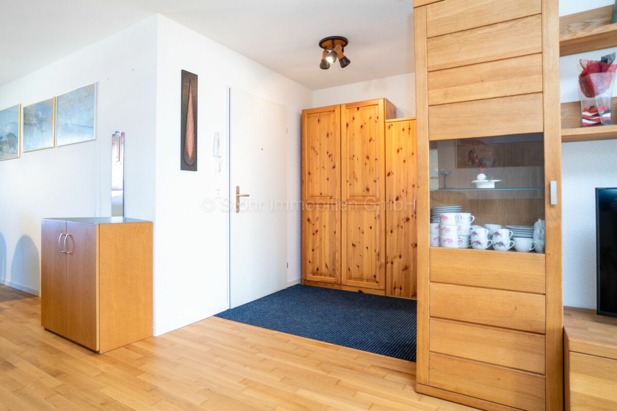 Heller Wohnbereich mit Holzschrankwand