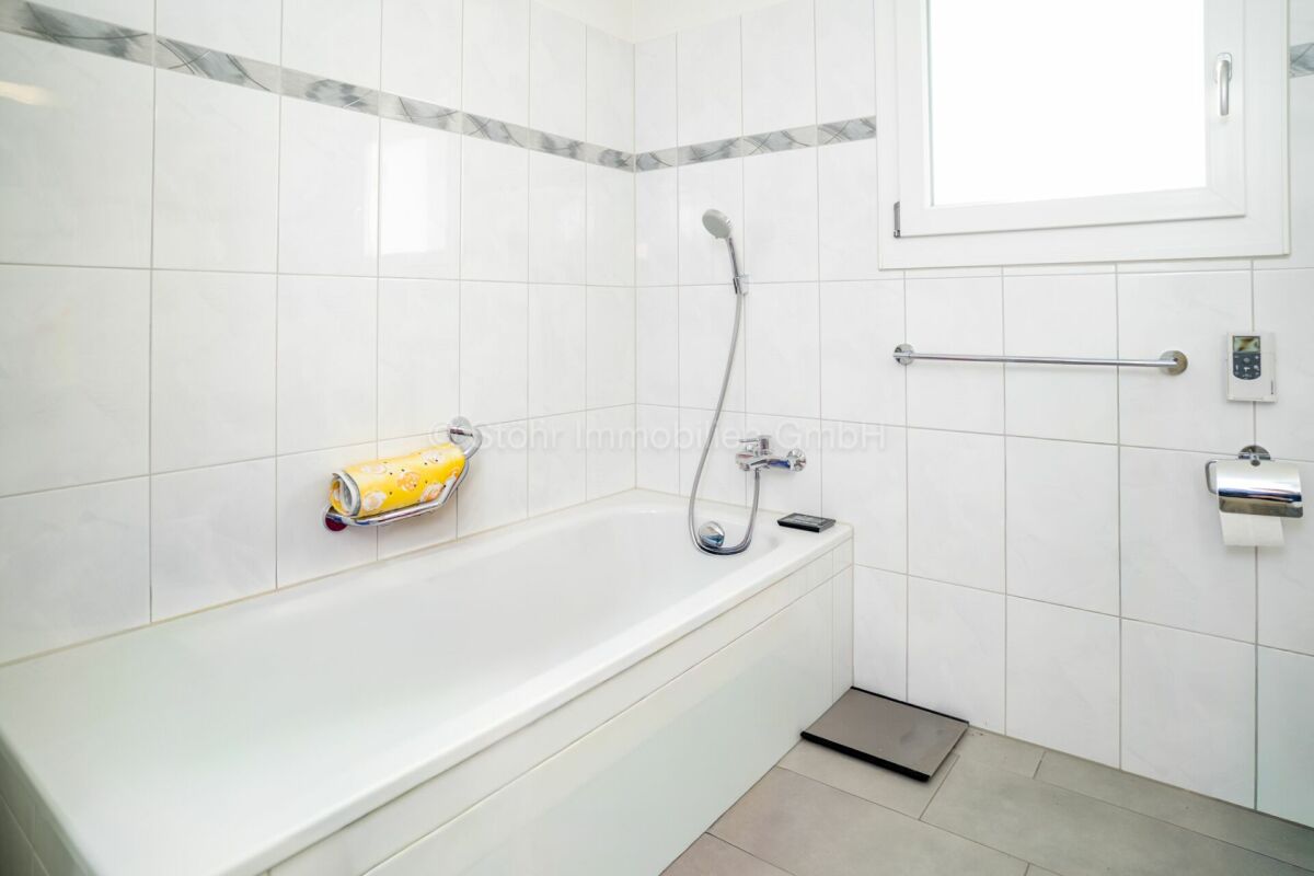Modernes Badezimmer mit Badewanne