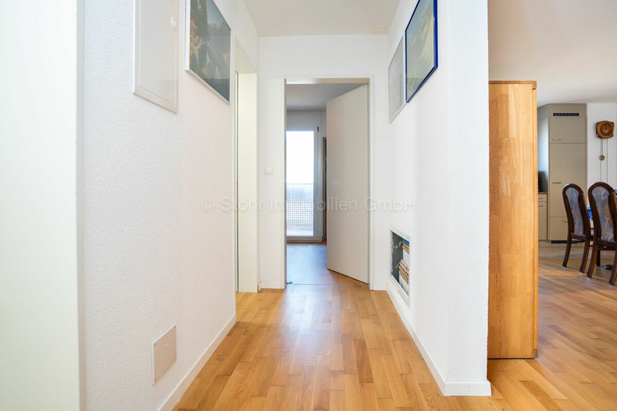 Heller Flur mit Blick in den Wohnbereich