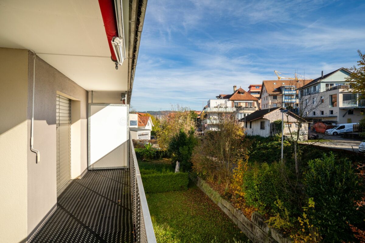 Balkon mit Blick auf Wohngebiet