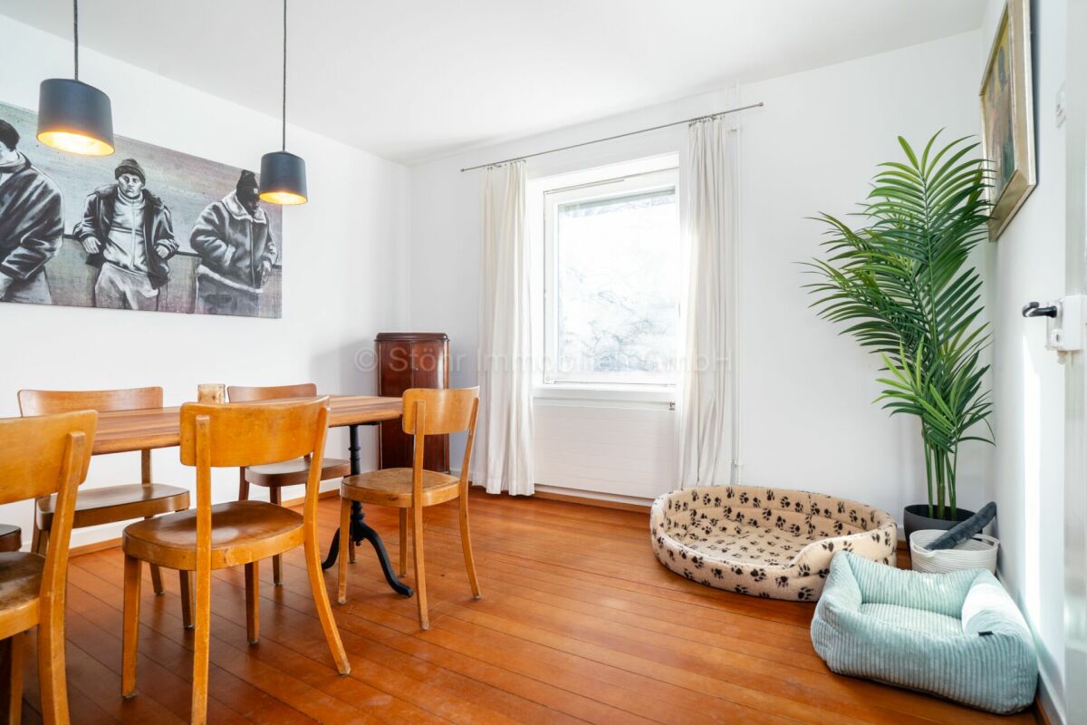 Helles Esszimmer mit Holztisch und Stühlen