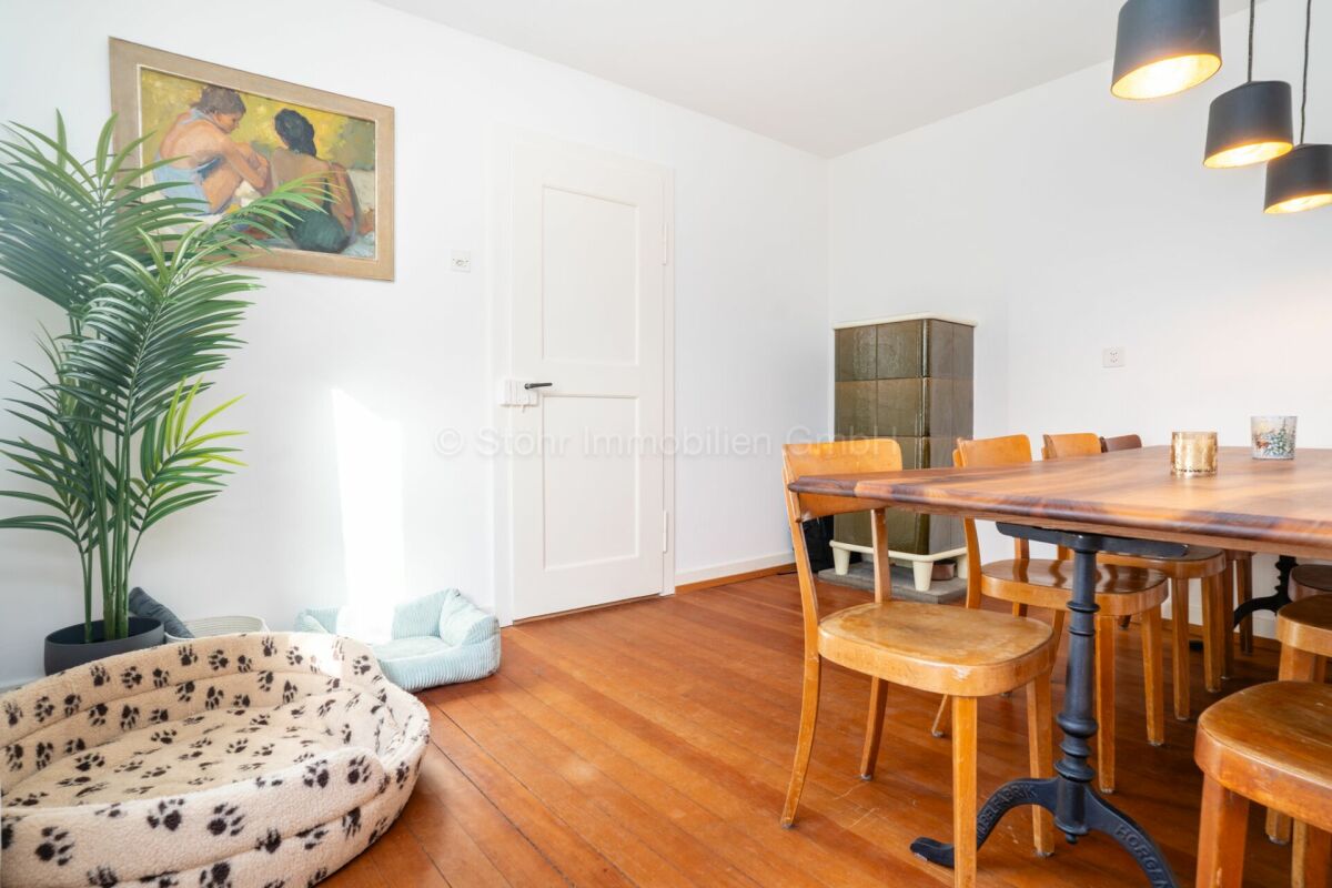 Heller Essbereich mit Holztisch und Sitzgelegenheiten