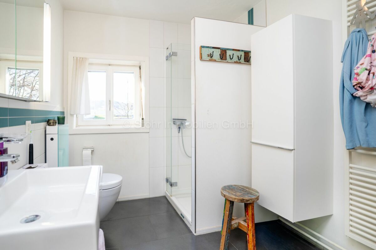 Modernes Badezimmer mit Dusche und Waschbecken
