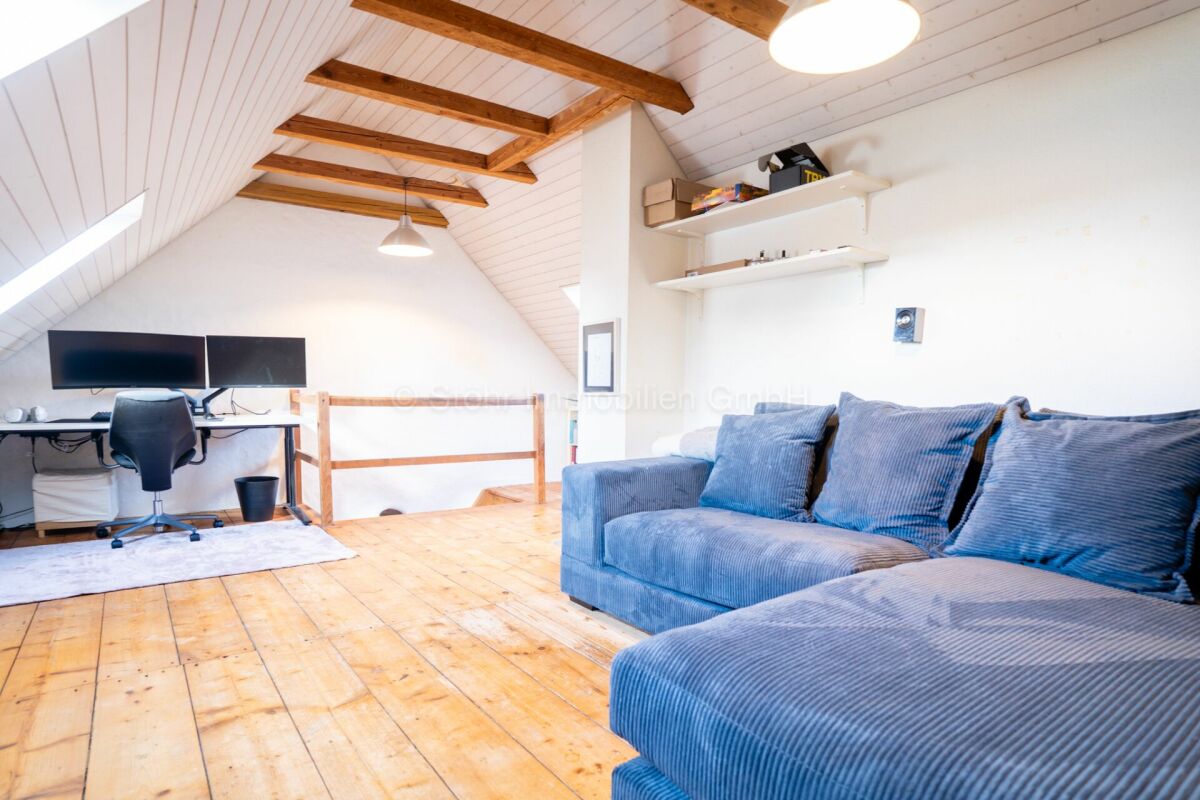 Ausgebauter Dachboden mit Arbeitsbereich und Sofa