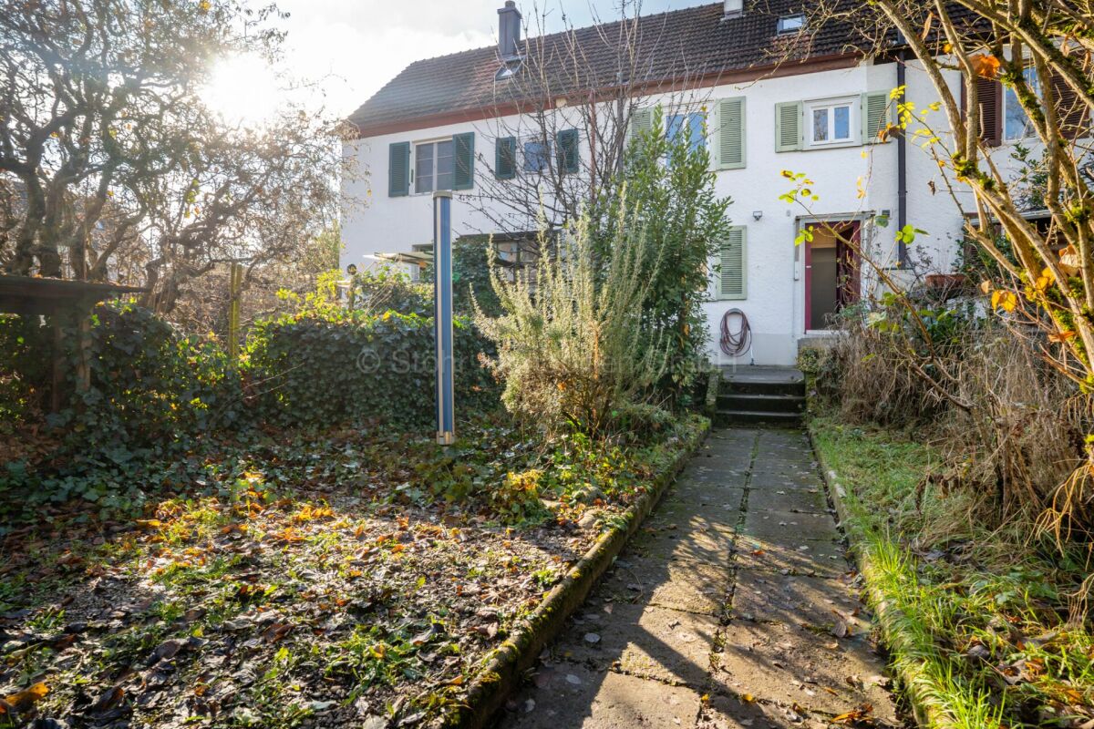 Einfamilienhaus mit Vorgarten und Weg zum Eingang