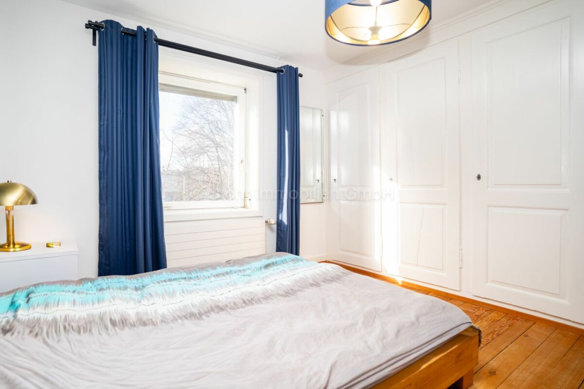 Helles Schlafzimmer mit weißen Einbauschränken