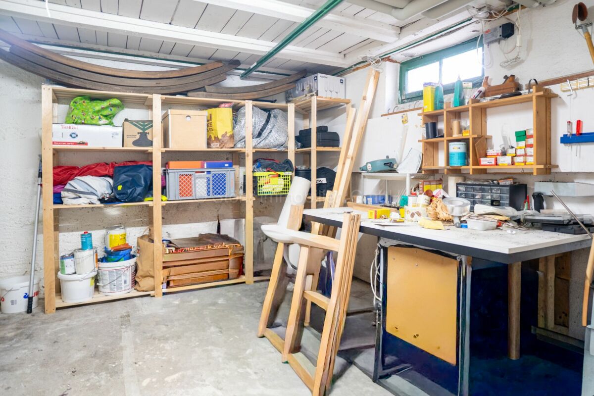 Werkstatt- bzw. Lagerraum mit Regalen und Arbeitstisch