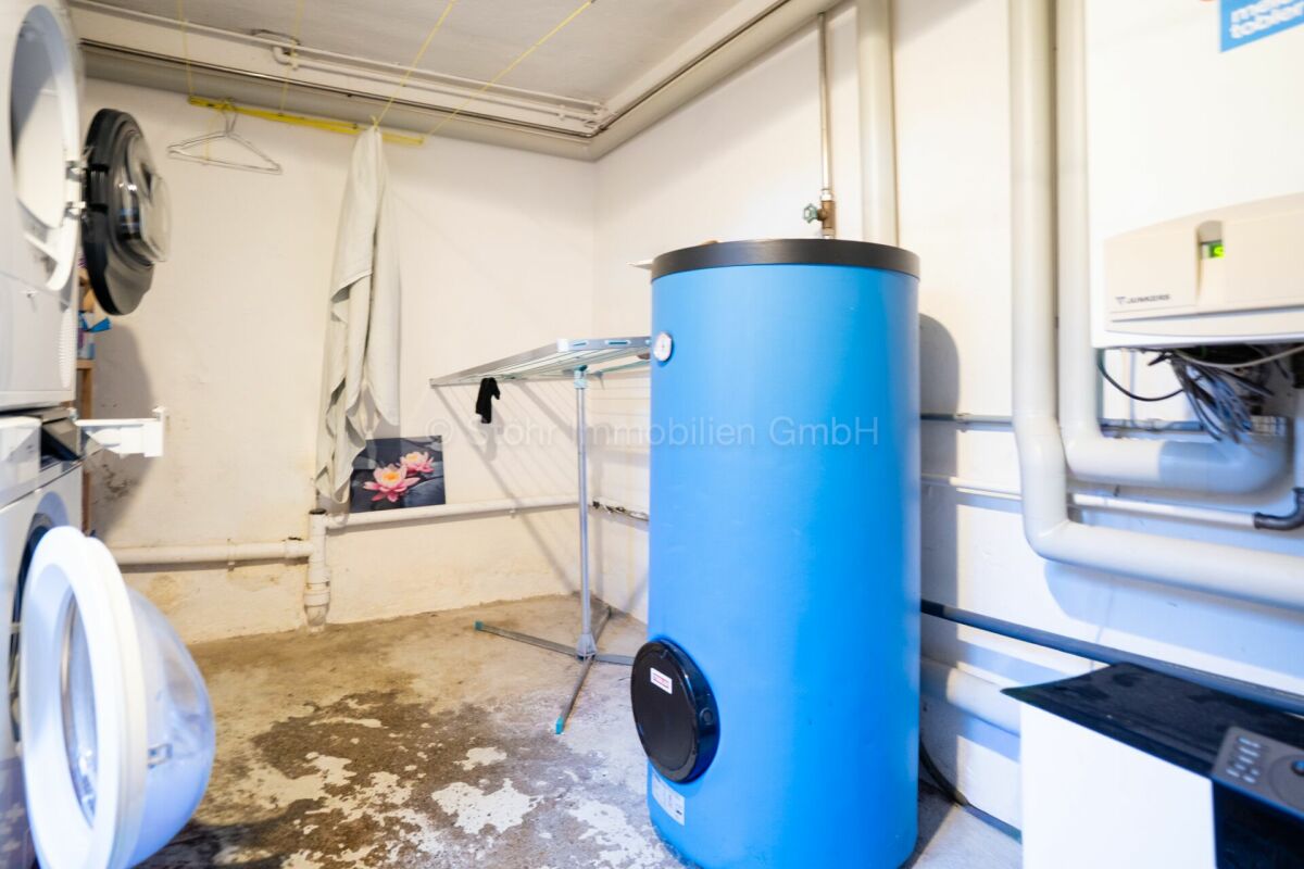 Hauswirtschafts- bzw. Technikraum mit Waschmaschinen und Warmwasserspeicher