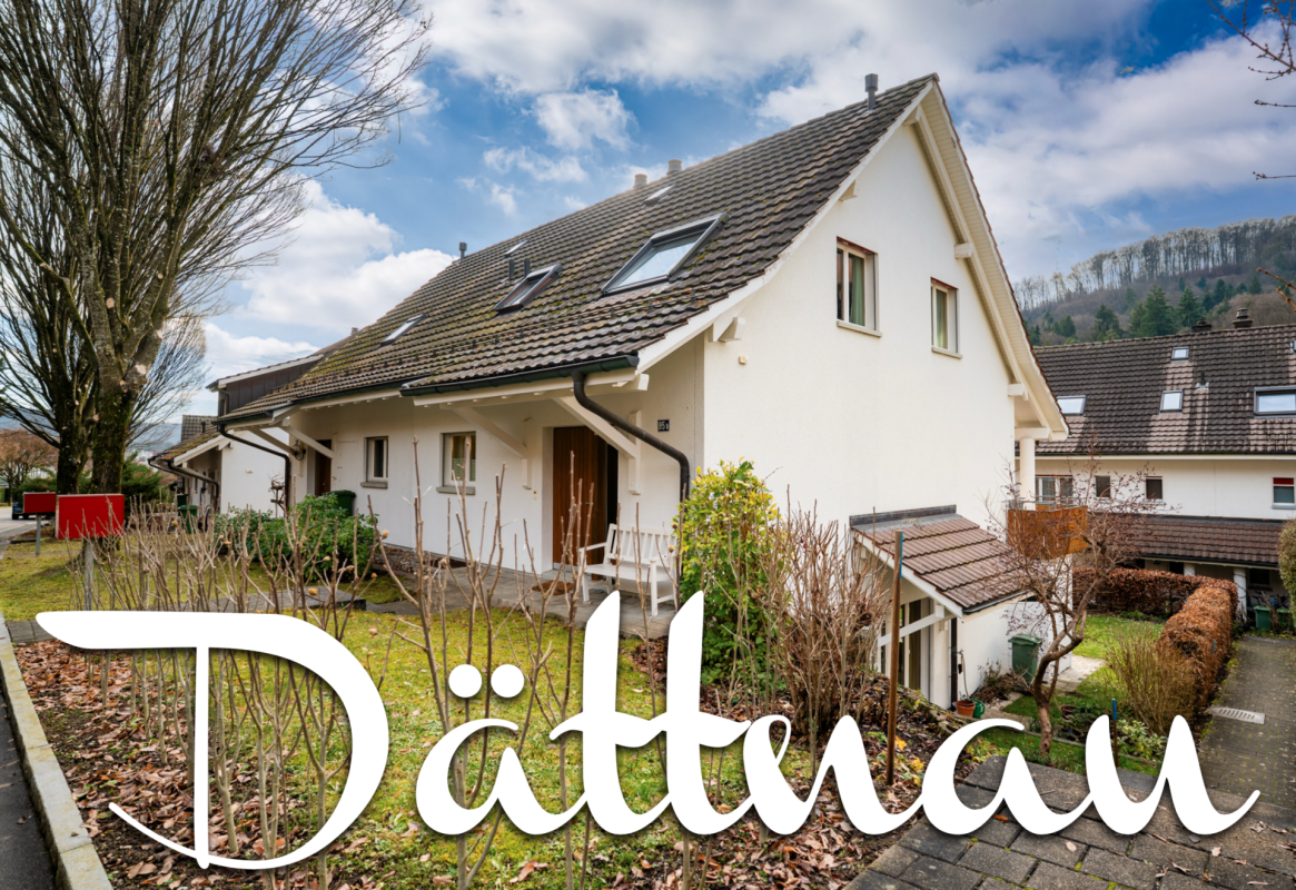 Einfamilienhaus mit geneigtem Dach und Vorgarten