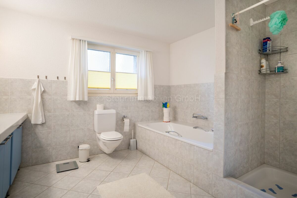 Helles Badezimmer mit Badewanne und WC