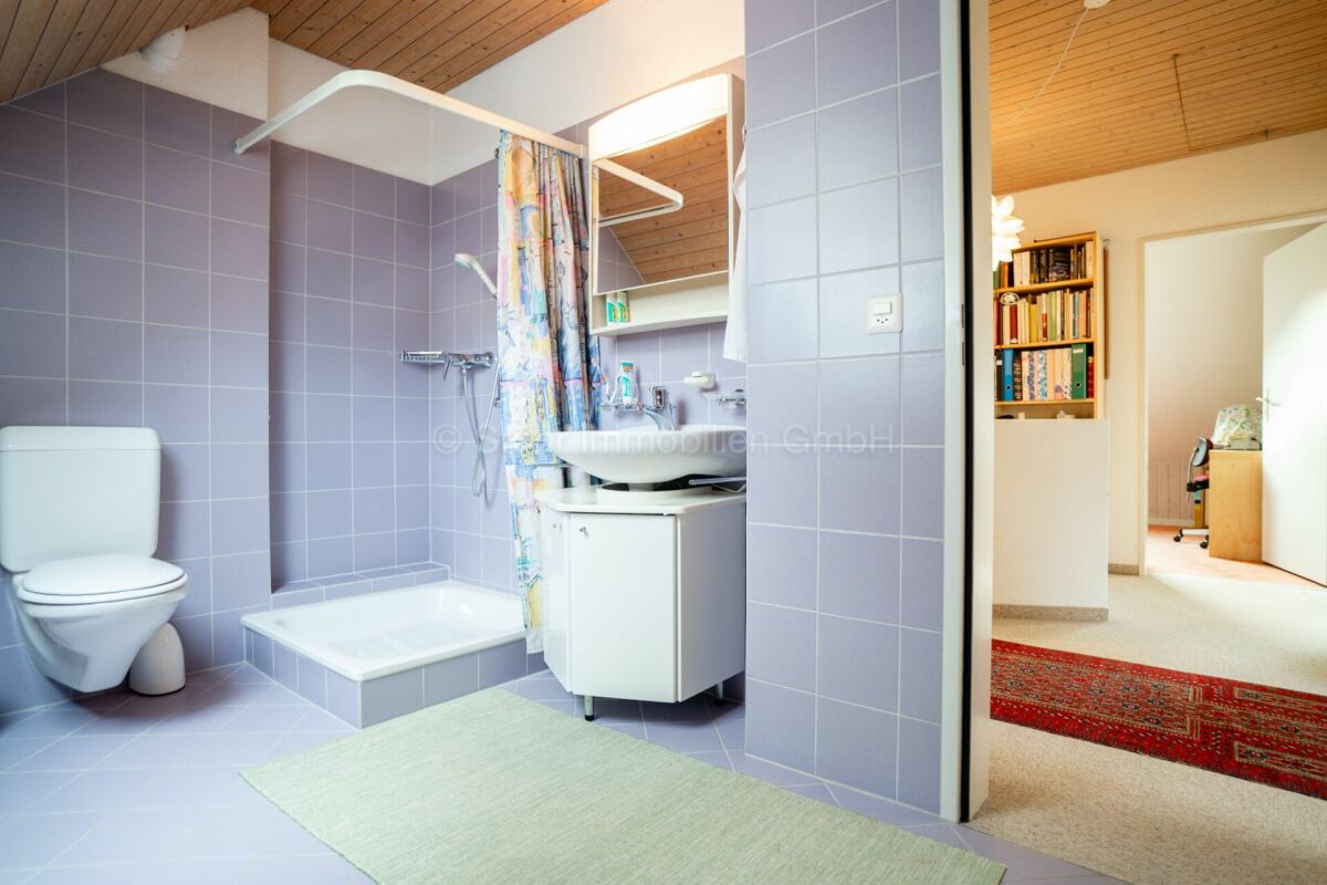 Badezimmer mit angrenzendem Flur
