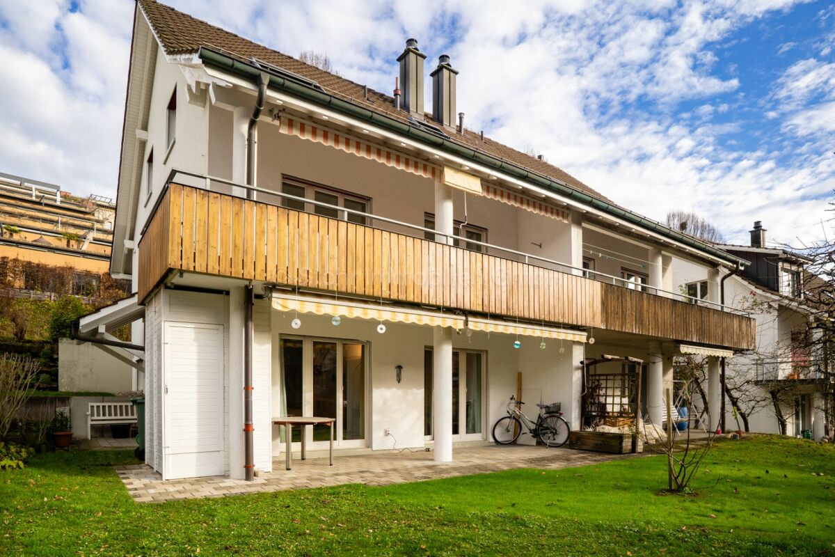 Mehrfamilienhaus mit großem Balkon und Garten