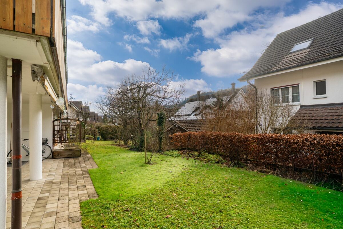 Garten mit Terrasse und Nachbarhäusern