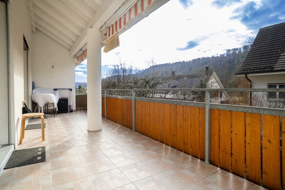 Überdachter Balkon mit Blick ins Tal