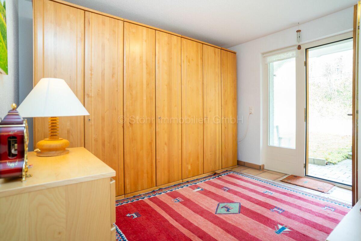 Helles Zimmer mit Einbauschrank und Terrassentür