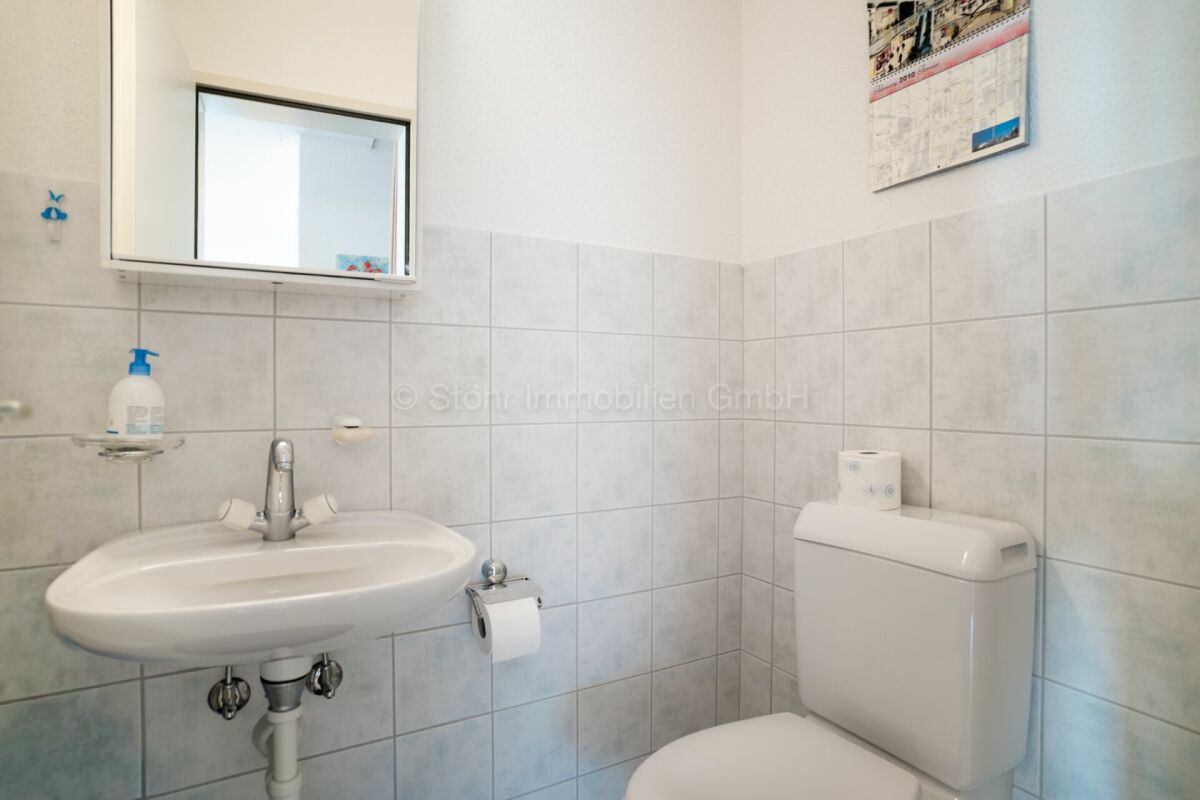 Gäste-WC mit Waschbecken und Toilette