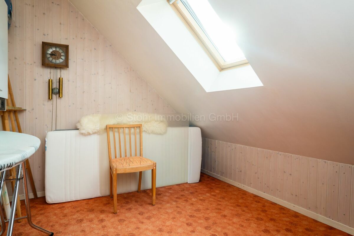 Dachzimmer mit Dachfenster und Dachschräge