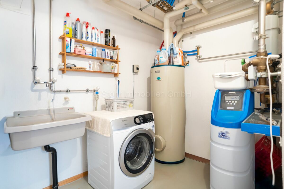 Hauswirtschafts-/Technikraum mit Waschmaschine