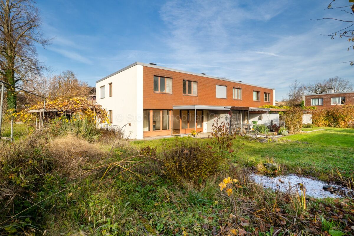 Modernes Reihenhaus mit Garten