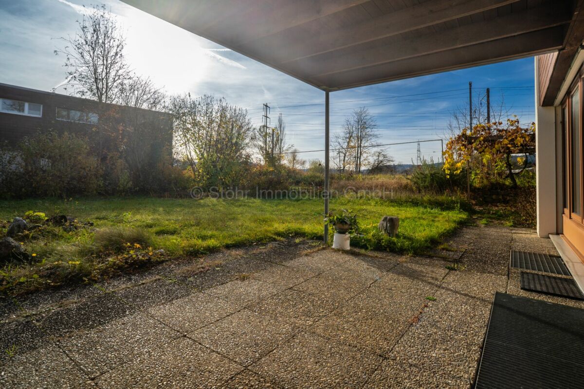 Überdachte Terrasse mit Gartenblick
