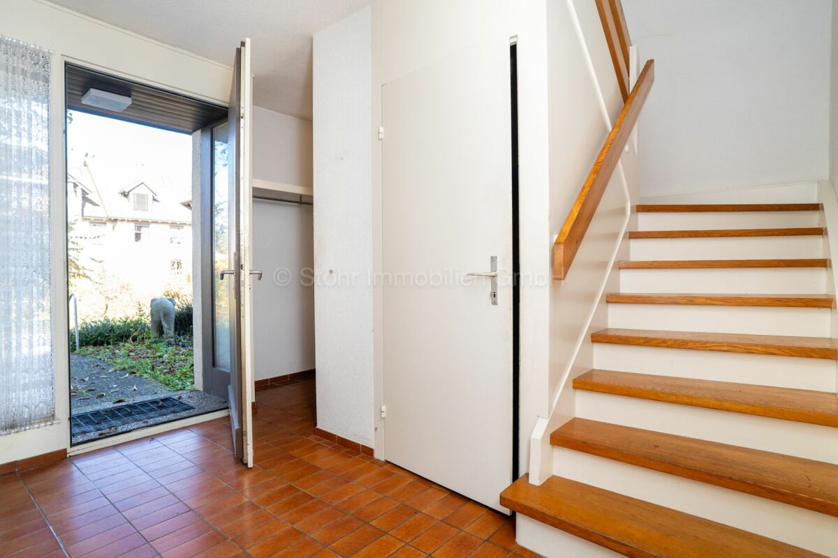 Eingangsbereich mit Treppe und Gartentür