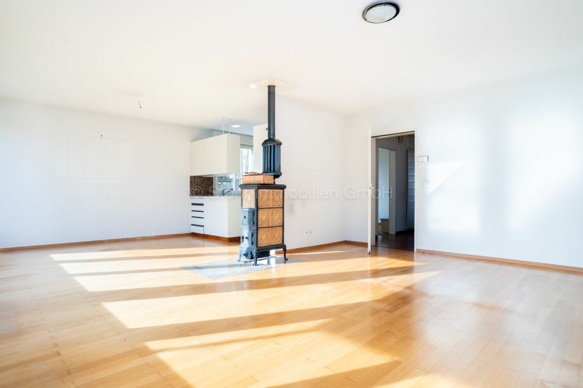 Heller Wohnraum mit Holzofen