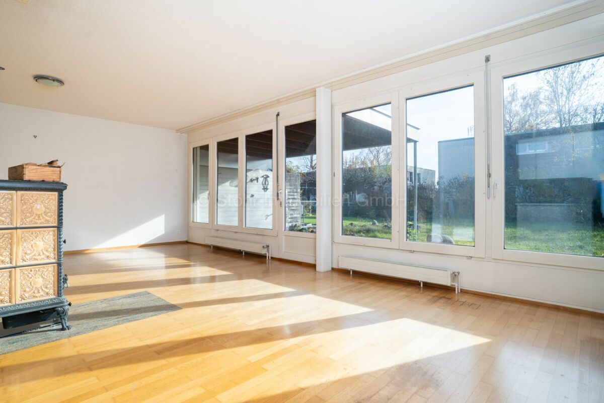 Helles Wohnzimmer mit großen Fensterfronten