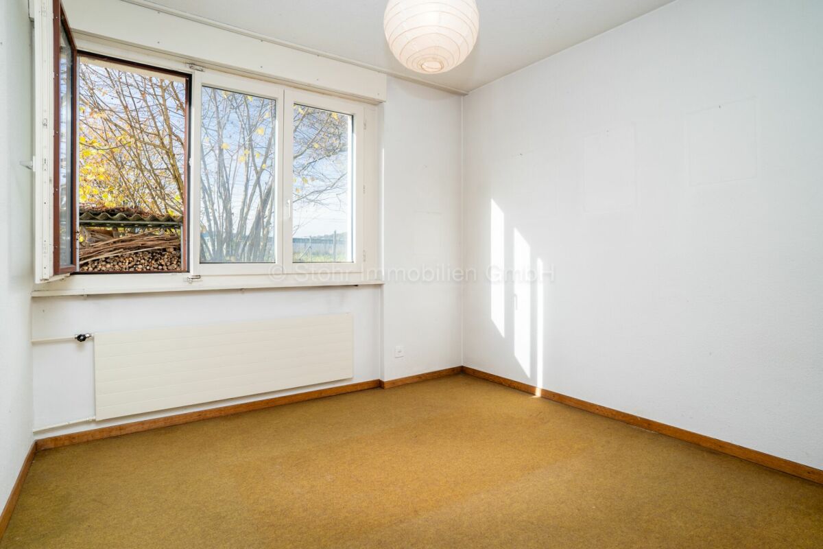 Heller leerer Raum mit Fenster und Heizkörper