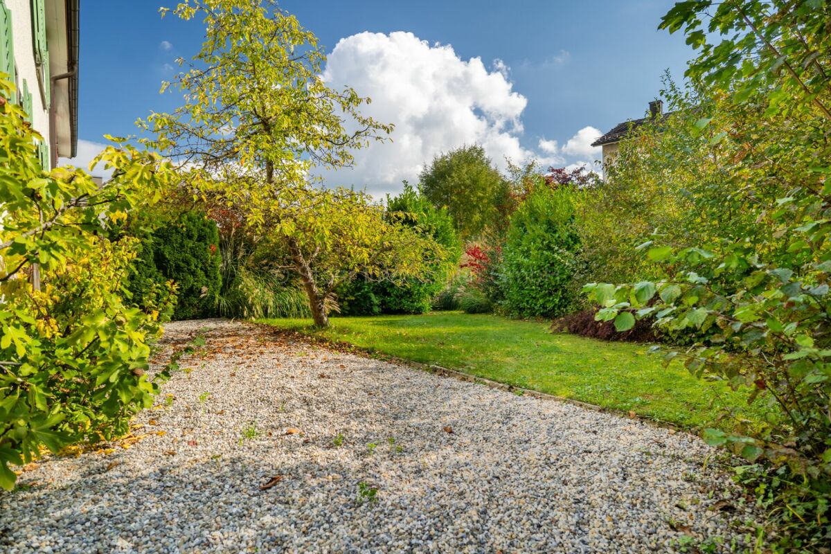 Garten mit Kiesweg und Rasen