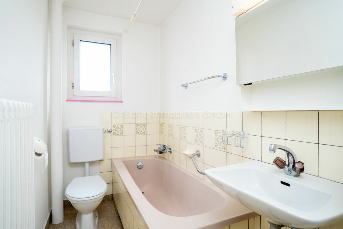 Kleines Badezimmer mit Wanne und WC