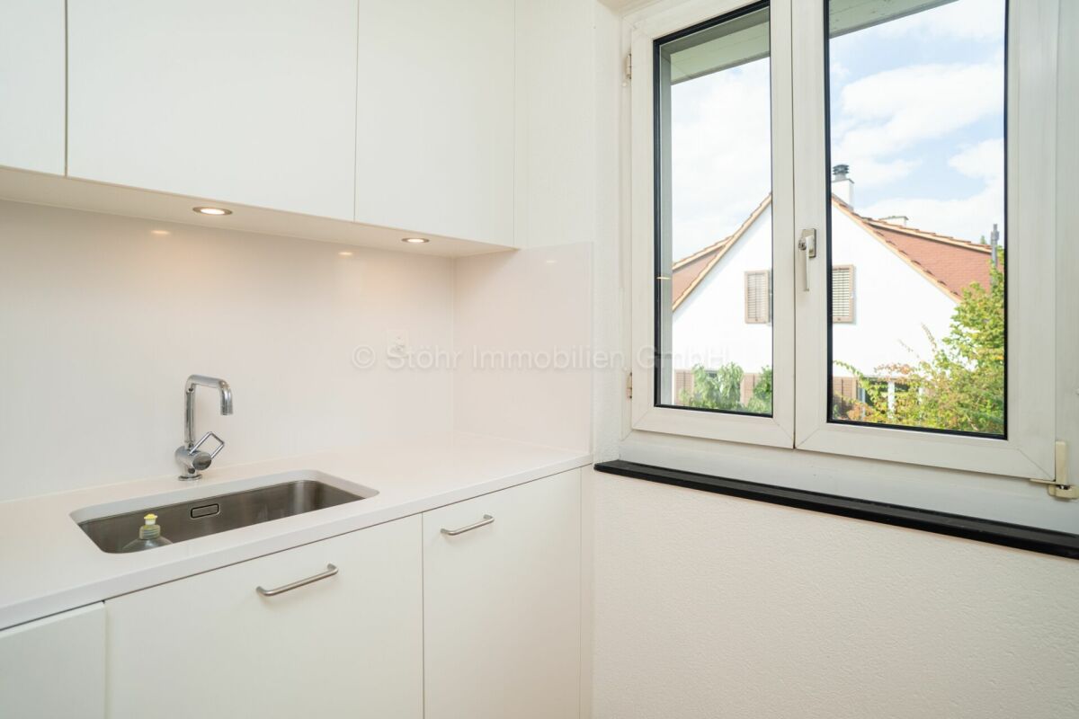 Helle Küchenzeile am Fenster