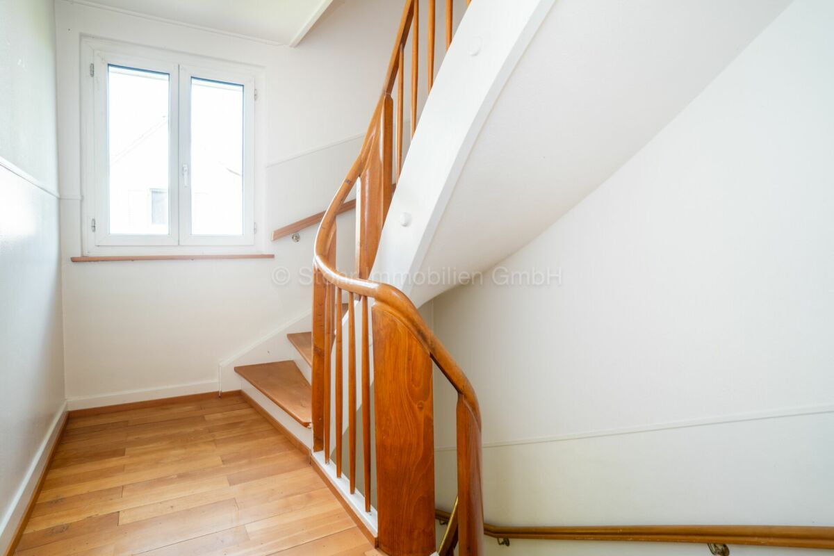Treppenhaus mit Holzgeländer