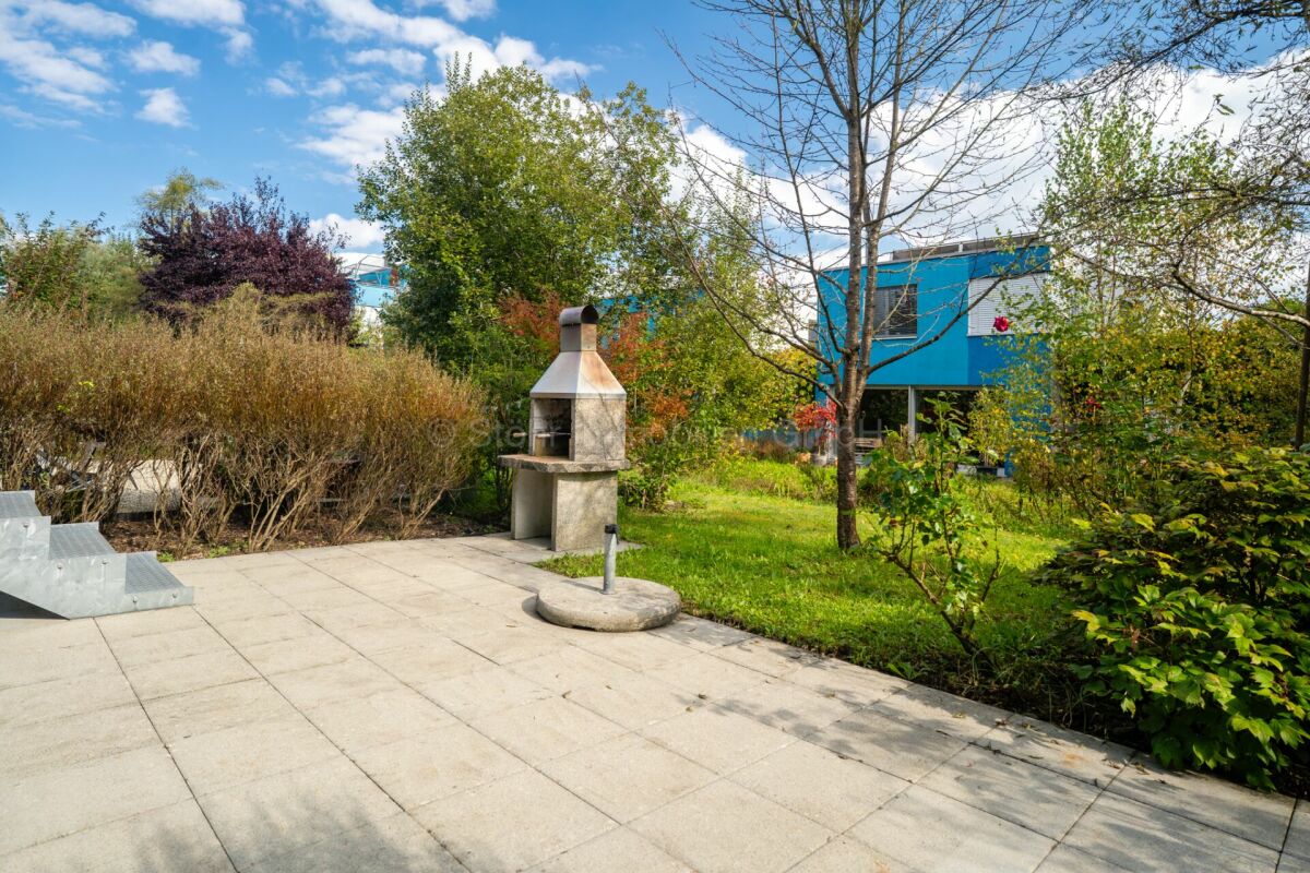 Garten mit Terrasse und gemauertem Grill