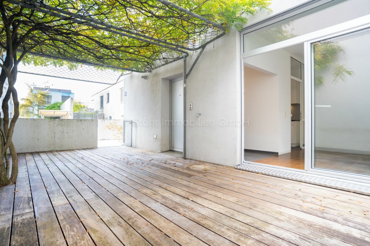 Terrasse mit Holzdeck und Pergola