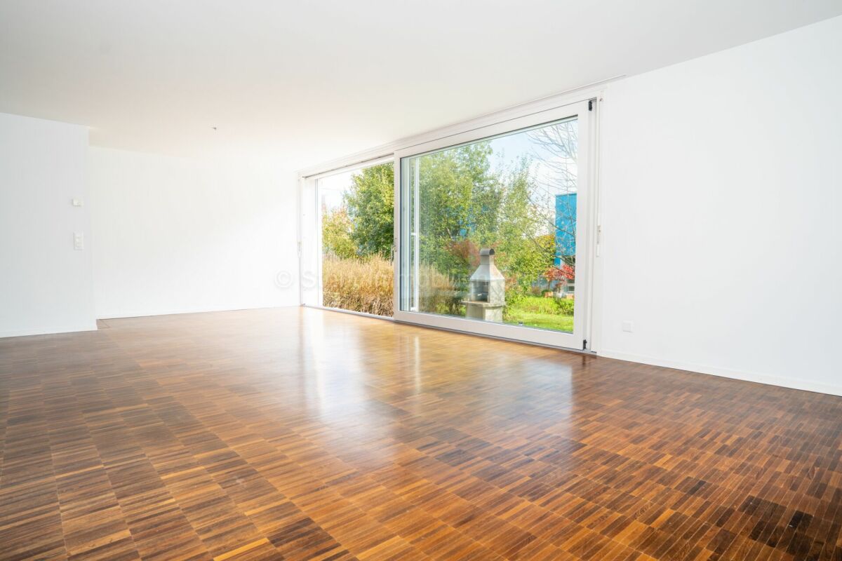 Leerer Wohnraum mit großer Glasfront